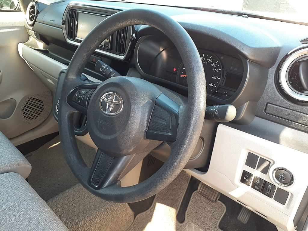 2022 Toyota Passo X L Package auction photo 9