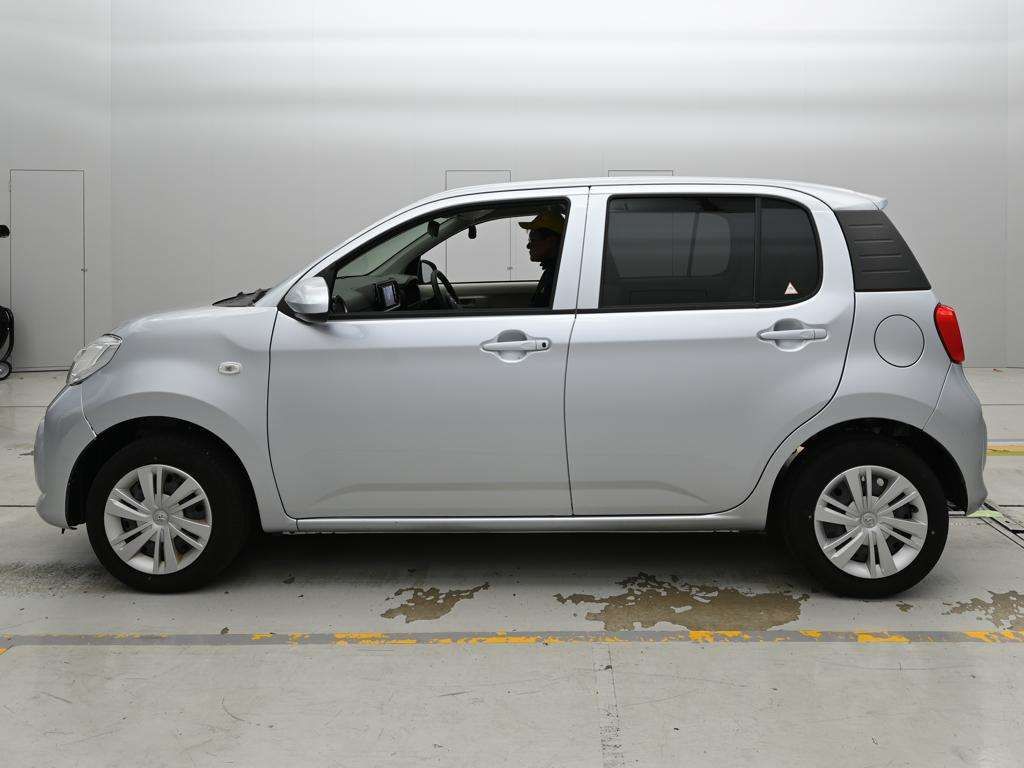 2022 Toyota Passo X L Package auction photo 4