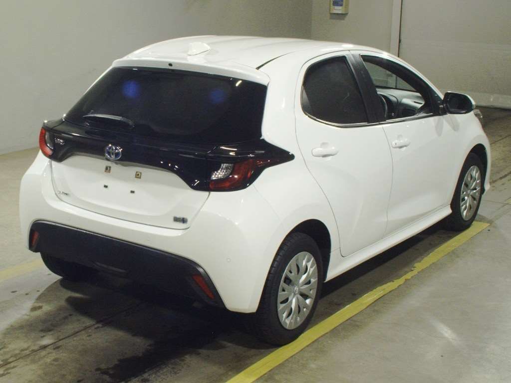 2023 Toyota Yaris ハイブリッドX 4WD auction photo 2