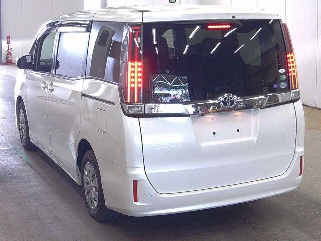 2018 Toyota Noah X auction photo 2