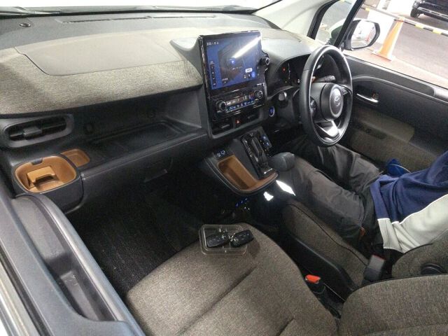2022 Toyota Sienta Z auction photo 3