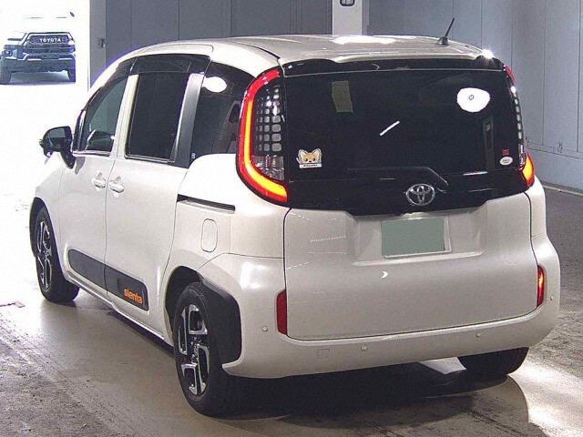 2022 Toyota Sienta Z auction photo 2
