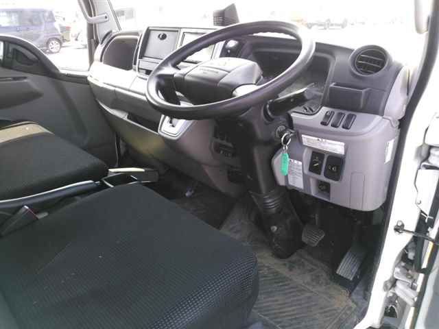 2020 Mitsubishi Fuso Canter 2.0t auction photo 9