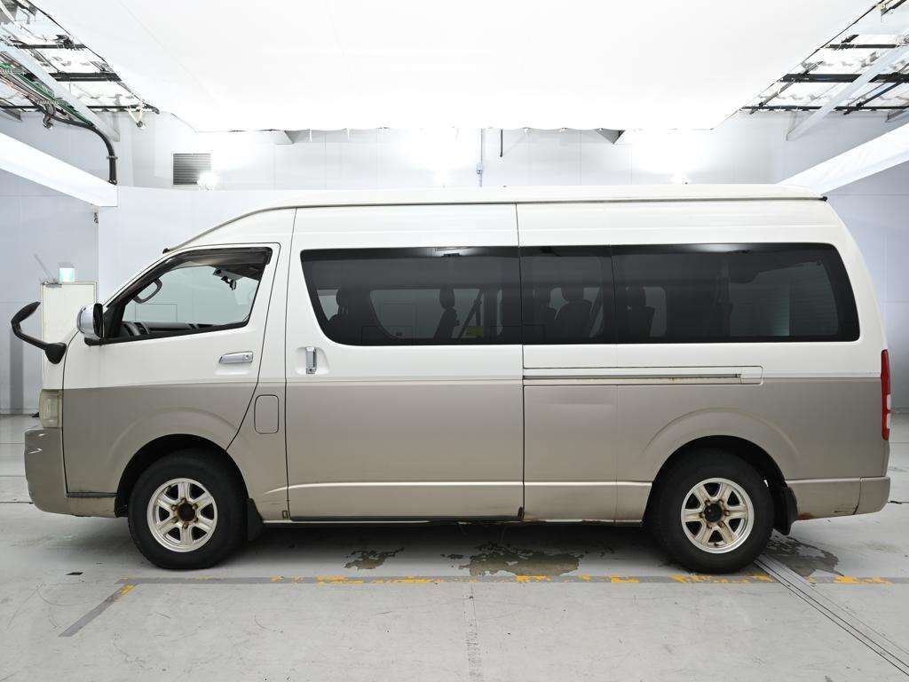 2005 Toyota Hiace グランドキャビン 4WD auction photo 4