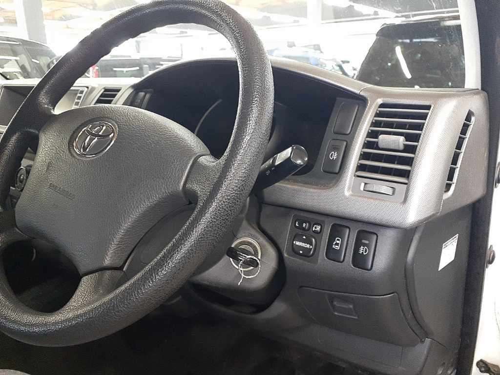 2005 Toyota Hiace グランドキャビン 4WD auction photo 9