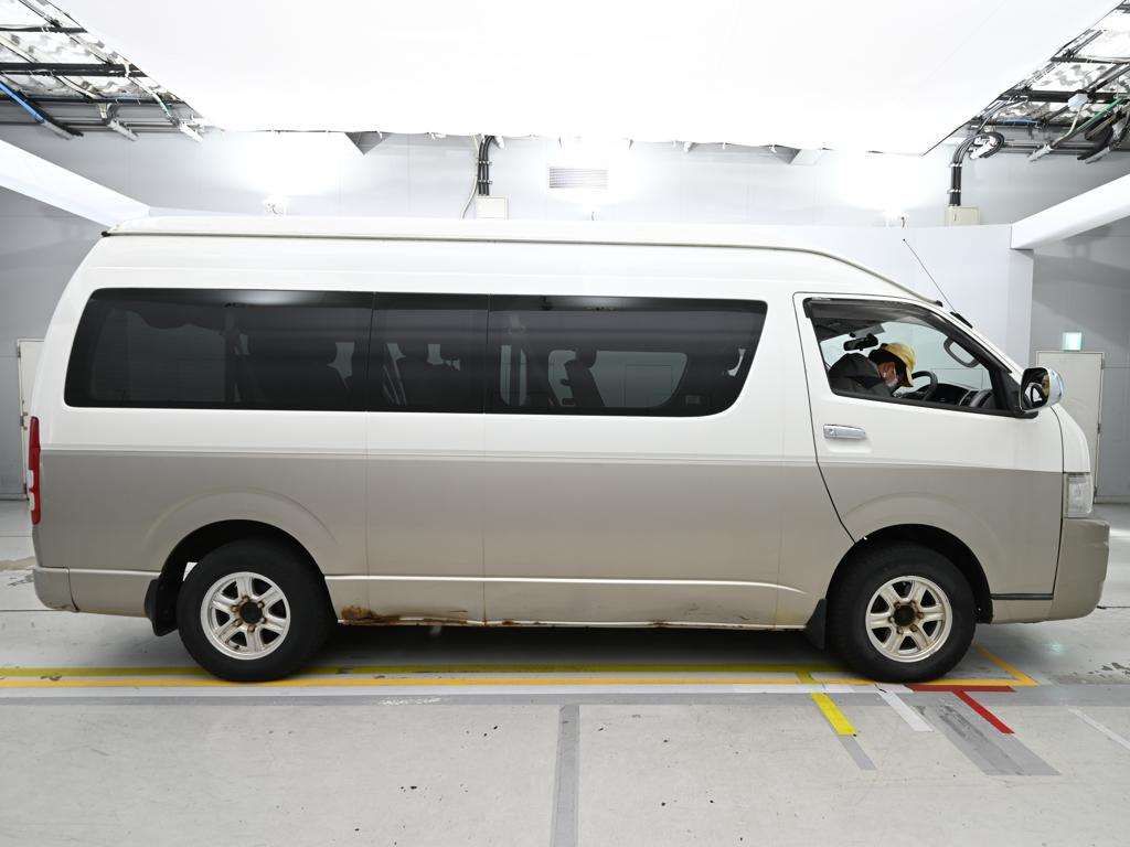 2005 Toyota Hiace グランドキャビン 4WD auction photo 3