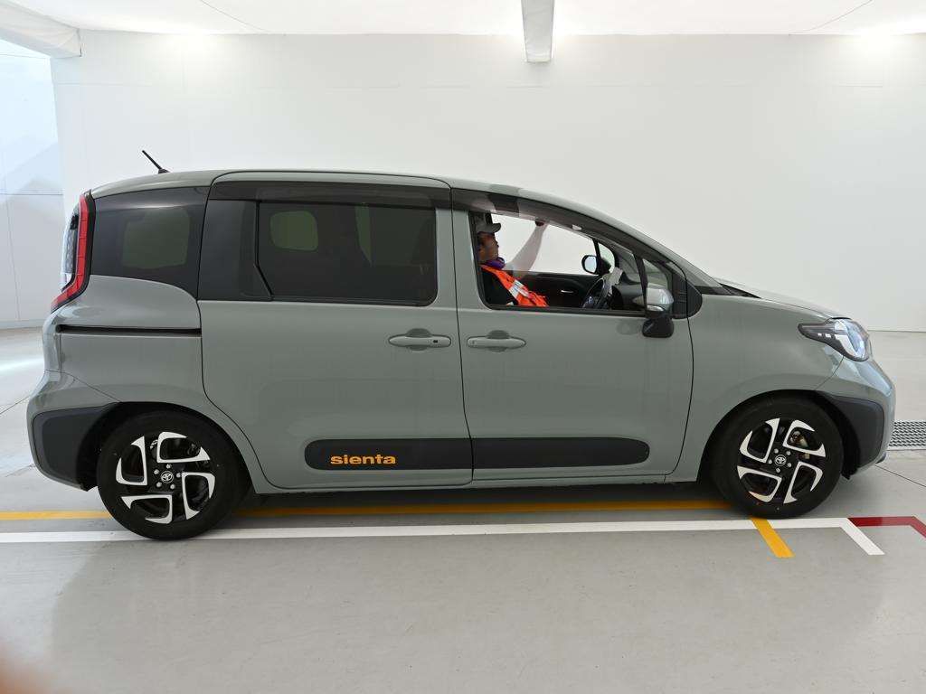 2022 Toyota Sienta ハイブリッドZ auction photo 3