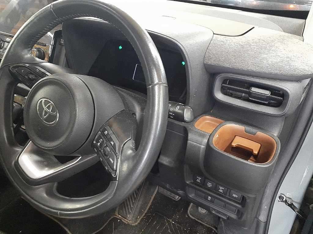 2022 Toyota Sienta ハイブリッドZ auction photo 9