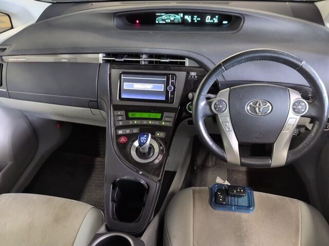2013 Toyota Prius PHEV G auction photo 3