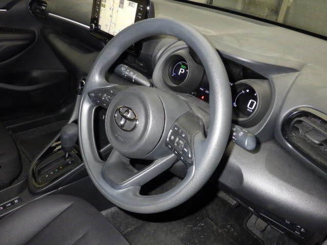2020 Toyota Yaris ハイブリッドG auction photo 3