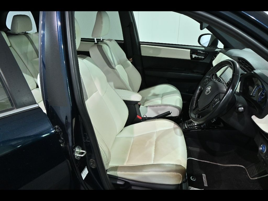 2018 Toyota Corolla Fielder ハイブリッドG W×B auction photo 6