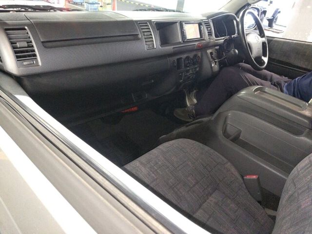 2005 Toyota Hiace グランドキャビン 4WD auction photo 3