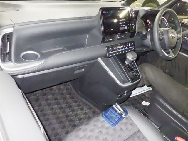 2024 Toyota Voxy S-Z auction photo 3
