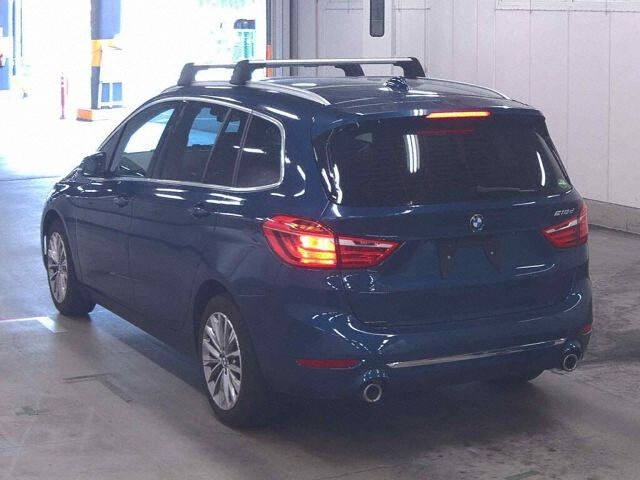 2021 BMW 2 Series 218Dグランツアラグ auction photo 2