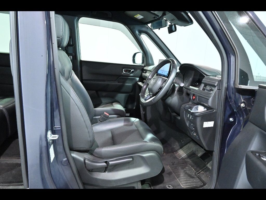 2022 Honda Stepwgn 4WD 7人 auction photo 6