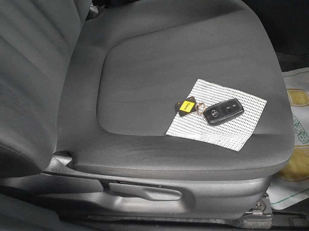 2021 Toyota Yaris ハイブリッドX auction photo 10