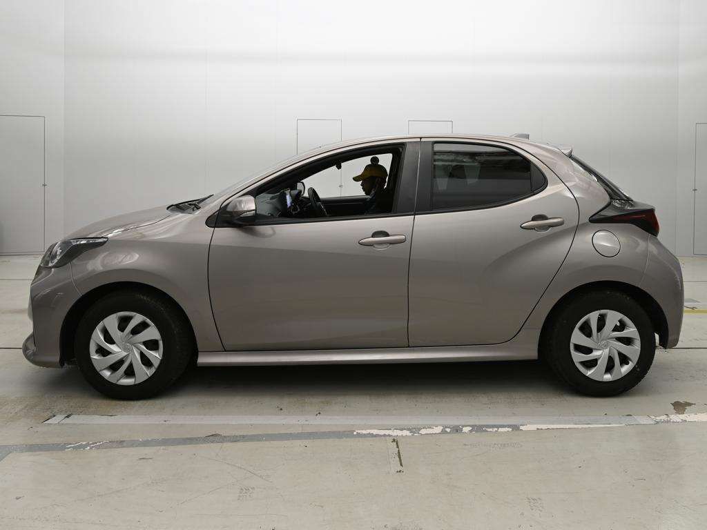 2021 Toyota Yaris ハイブリッドX auction photo 4