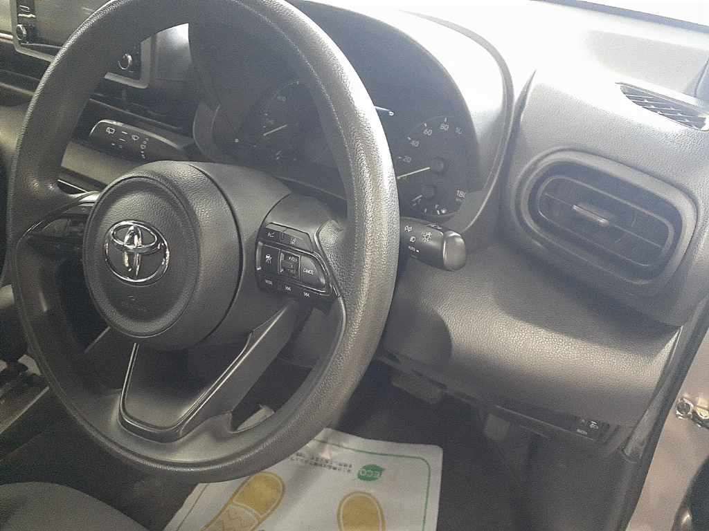 2021 Toyota Yaris ハイブリッドX auction photo 9