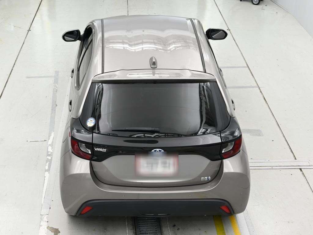 2021 Toyota Yaris ハイブリッドX auction photo 8