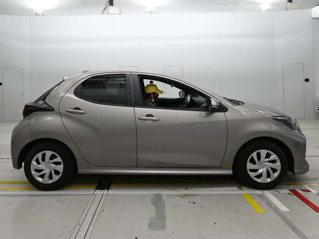 2021 Toyota Yaris ハイブリッドX auction photo 3