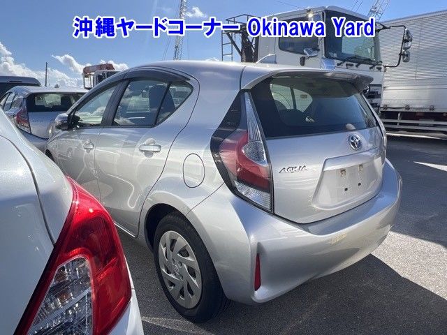 2017 Toyota Aqua L auction photo 2