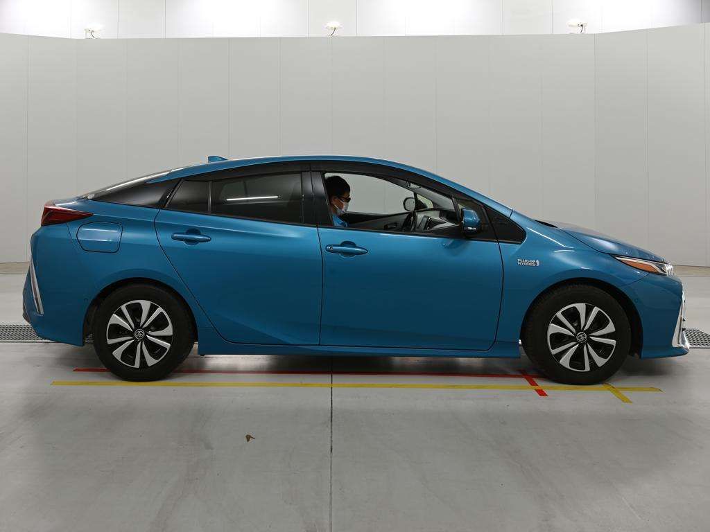 2017 Toyota Prius PHEV A auction photo 3