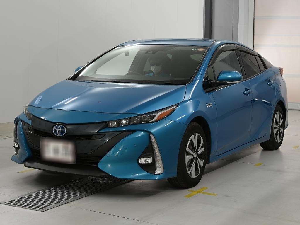 Japan Auction Vehicles 14 2017 Toyota Prius PHEV A auction photo