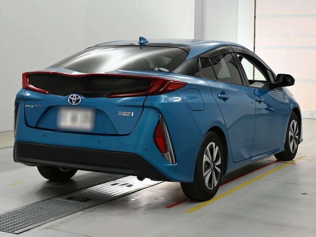 2017 Toyota Prius PHEV A auction photo 2