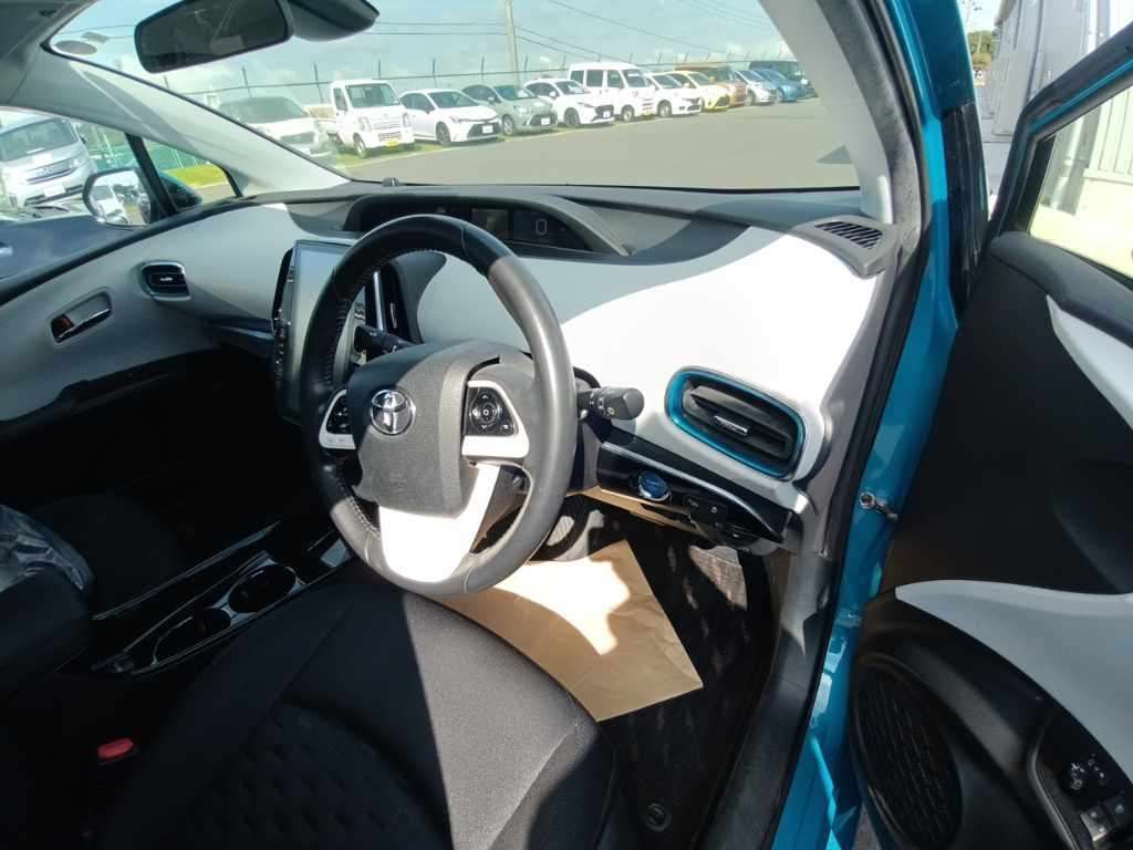 2017 Toyota Prius PHEV A auction photo 9