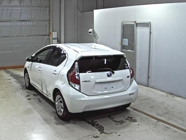 2015 Toyota Aqua S auction photo 2