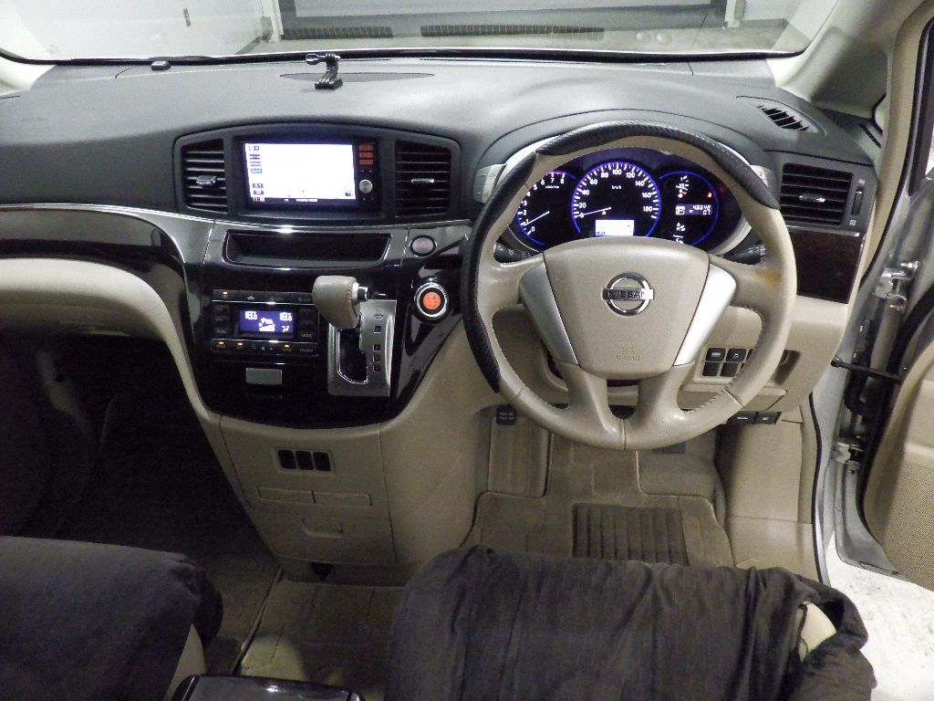 2013 Nissan Elgrand 250XG auction photo 3