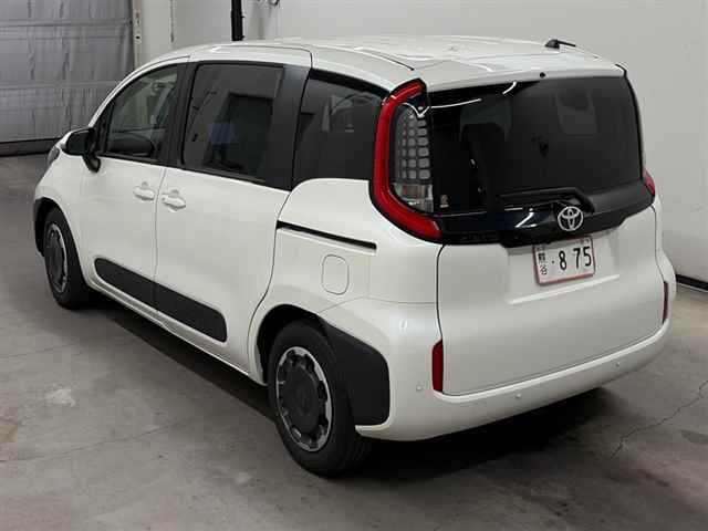 2022 Toyota Sienta Z auction photo 2