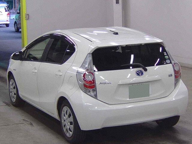 2014 Toyota Aqua auction photo 2