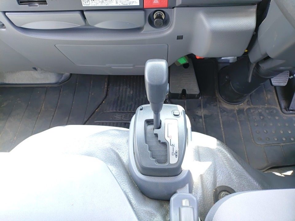 2017 Isuzu Elf auction photo 12