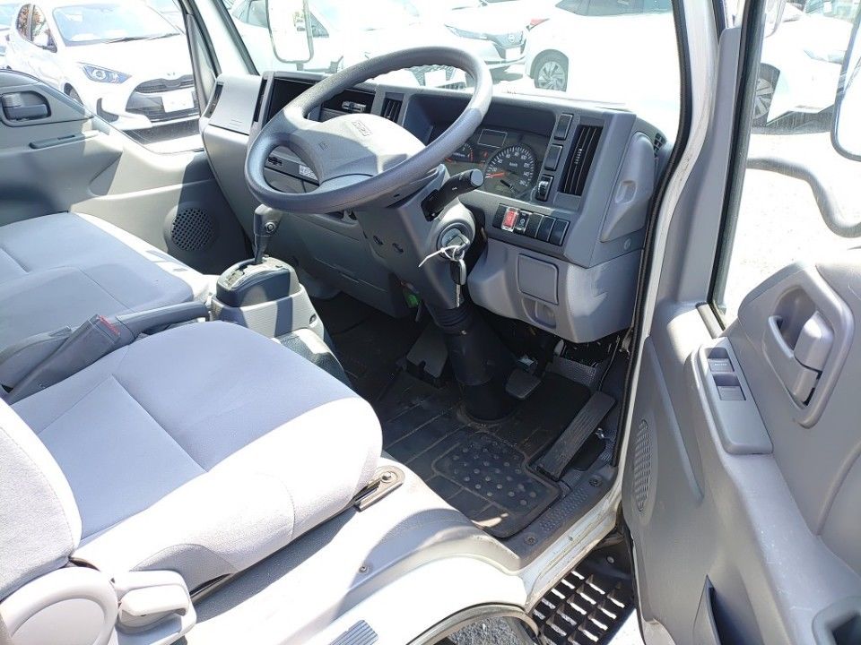 2017 Isuzu Elf auction photo 3