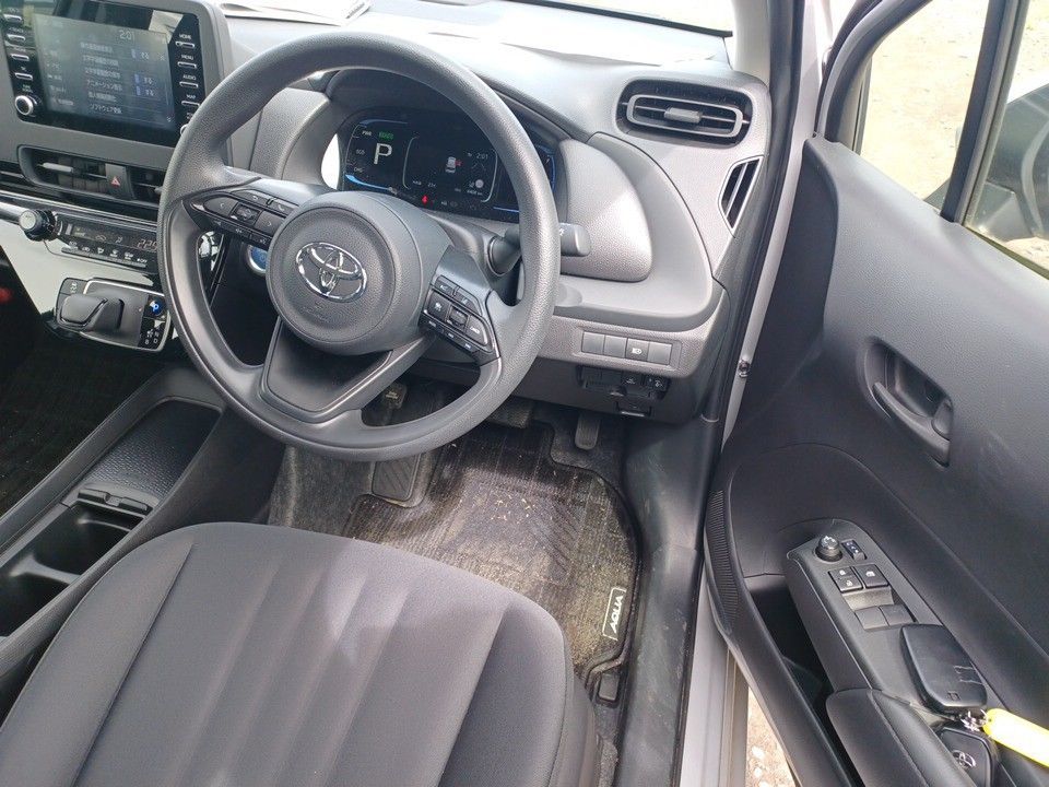 2023 Toyota Aqua auction photo 3