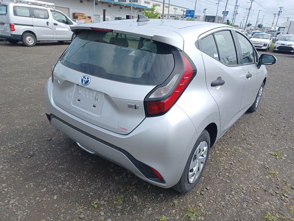 2023 Toyota Aqua auction photo 2