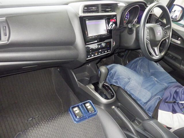 2017 Honda Fit 13G・L-PファイED auction photo 3