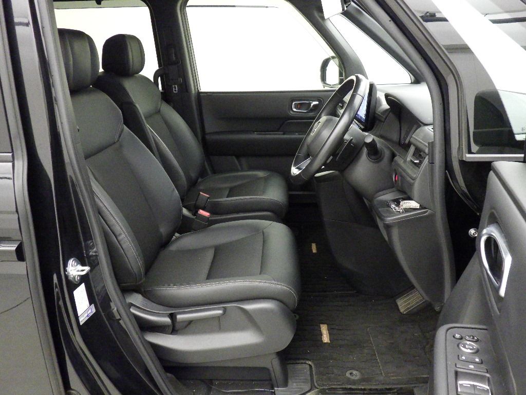 2023 Honda Stepwgn 4WD 7 people auction photo 6