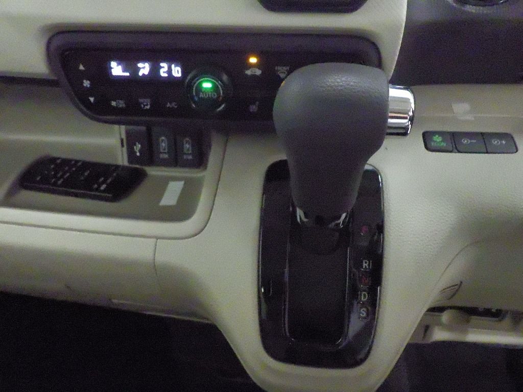 2020 Honda N-BOX 4WD G Lターボホンダセンシング auction photo 11