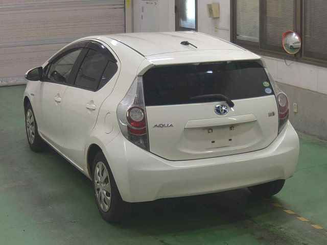 2014 Toyota Aqua S auction photo 2