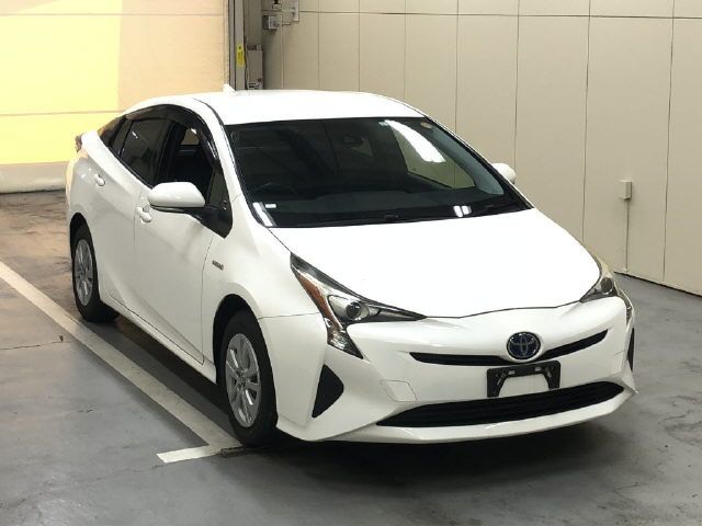 2017 Toyota Prius S Japan auction vehicle
