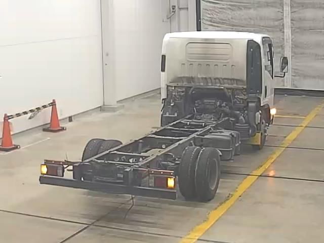 2010 Isuzu Elf chassis auction photo 2