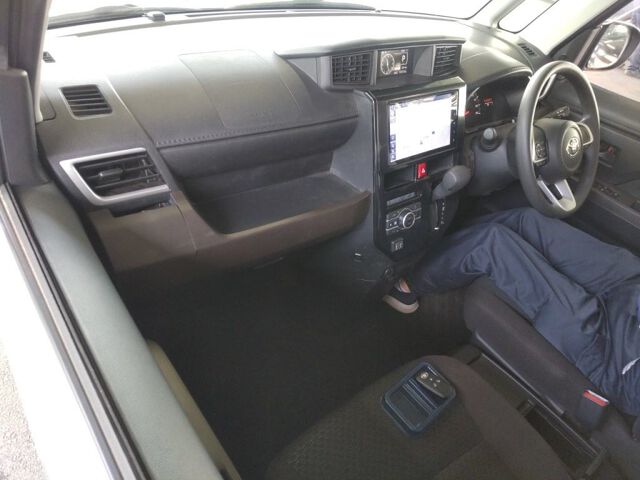 2023 Toyota Roomy G 4WD auction photo 3