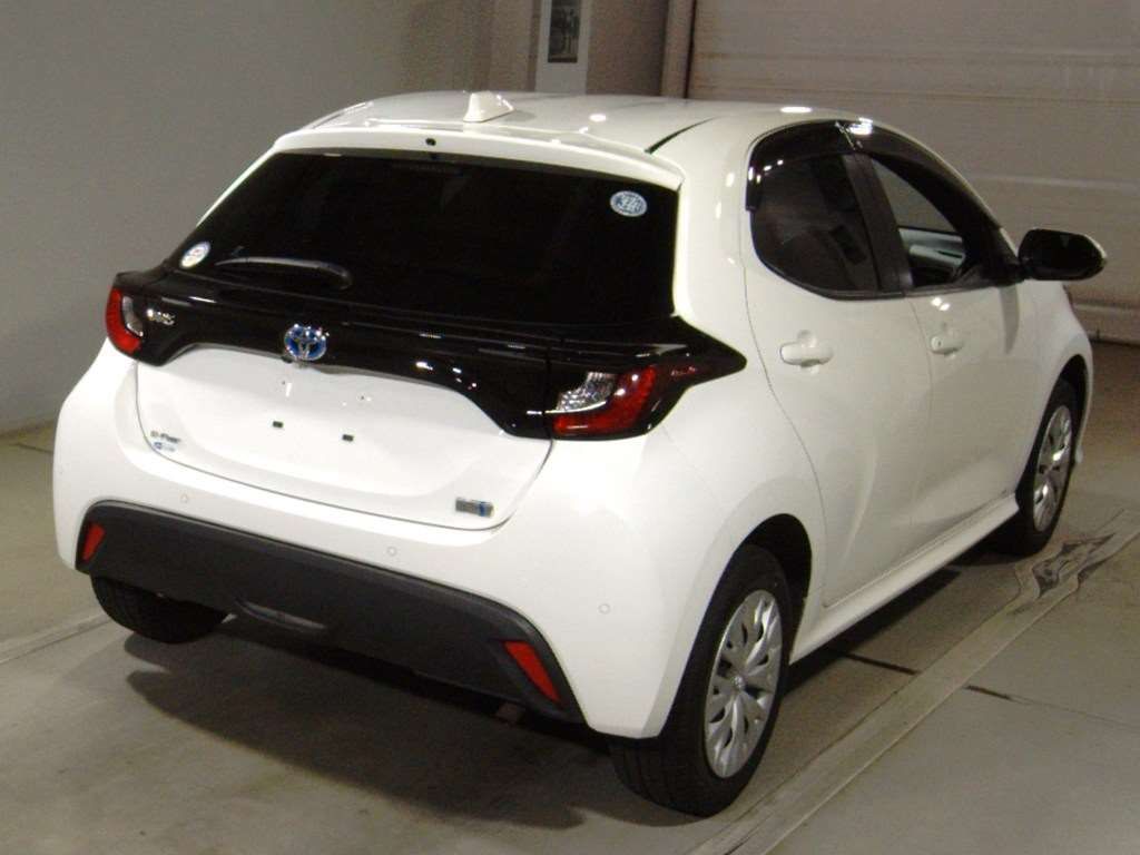 2023 Toyota Yaris ハイブリッドX 4WD auction photo 2