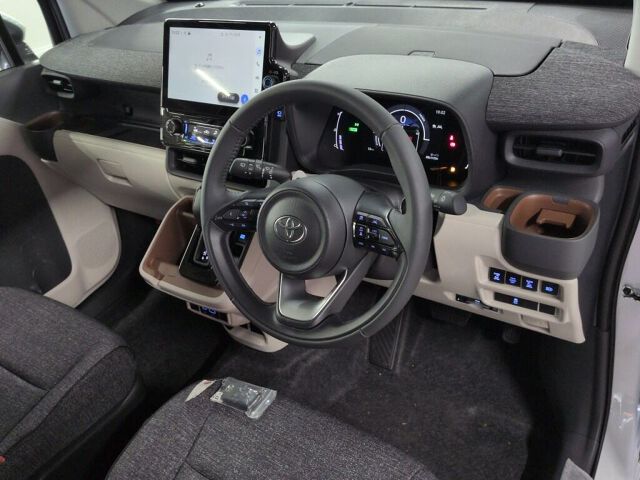 2026 Toyota Sienta Hybrid Z auction photo 3