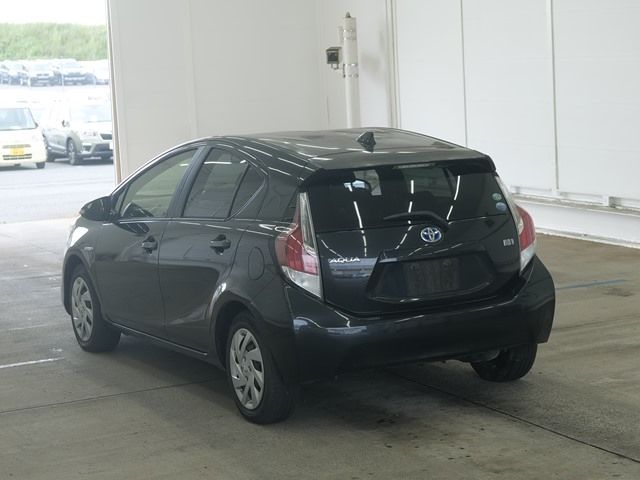 2015 Toyota Aqua S auction photo 2