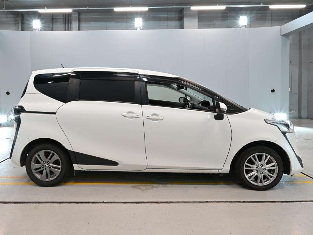 2021 Toyota Sienta ハイブリット auction photo 3