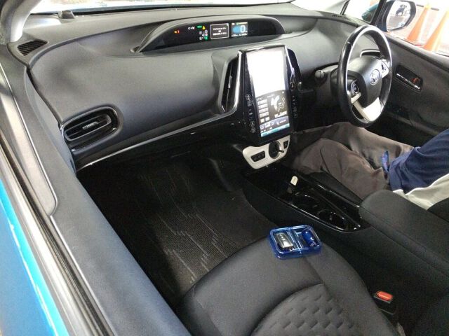 2017 Toyota Prius PHEV Sナビパッケージ auction photo 3