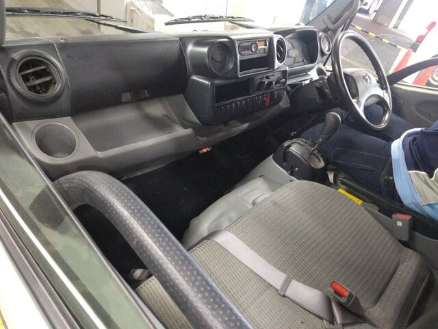 2021 Toyota Dyna 4WD auction photo 6